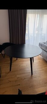 Jídelní stůl