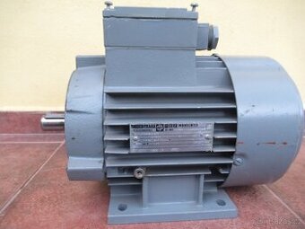 NEPOUŽITÝ patkový elektromotor s přírubou 380V.0,75kw-2840ot