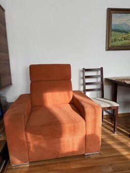 Oranžové křeslo