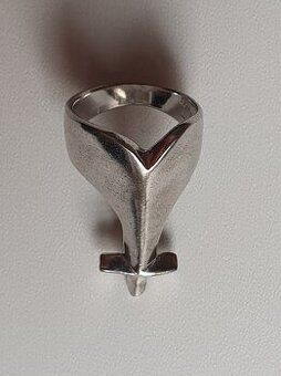 mohutný stříbrný prsten s křížkem 8g