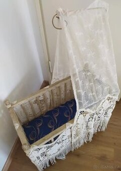 Starožitná postýlka