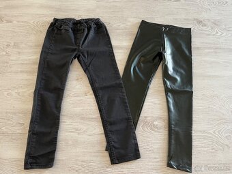 Různé dívčí kalhoty a džegíny