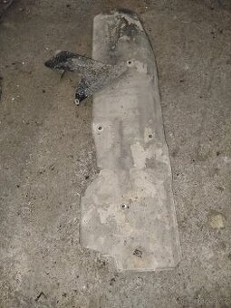 Originální plechový tepelný štít nad výfuk