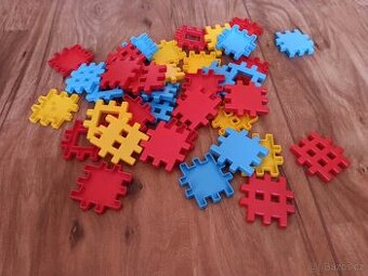 Barevná plastová stavebnice pro děti.