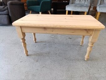 Nový borovicový masivní stůl.