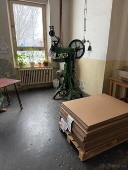 Průmyslový šicí stroj na karton – sešívačka krabic