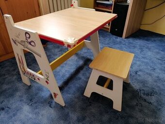 Stolek s tabulí na křídy a židlička