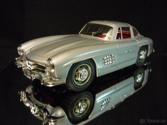 Mercedes Benz 300 SL stříbrný Bburago 1/18