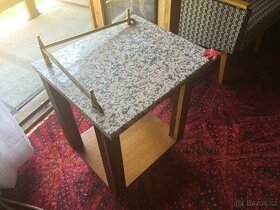 Noční stolek z masivu s deskou z kamene