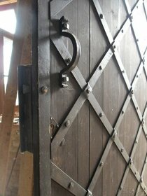 staré okované dveře, vrata, železné.