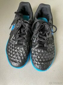 Sálové boty Nike 33