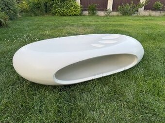 Designový konferenční stolek