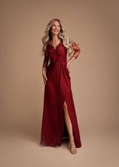 Nádherné,  vínové šaty s dlouhým rukávem.