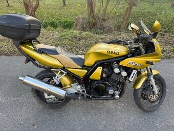 • Yamaha Fazer 600 •