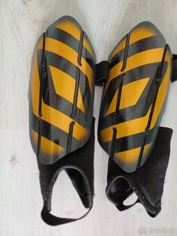 Fotbalové  chrániče holení  a kotníků UMBRO vel S