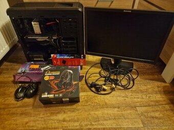 PC z monitorem a příslušenství