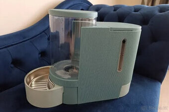 Dávkovač vody a krmiva pro kočičku