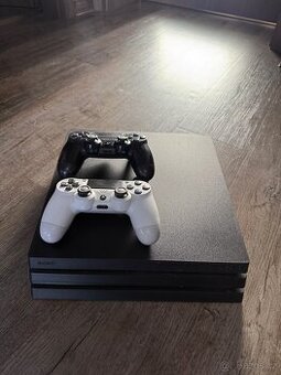 PlayStation 4 Pro 1TB + 2 ovladače – perfektní stav