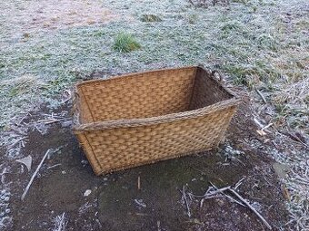 Starší velký proutěný koš