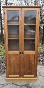 Masivní policová knihovna - vitrína