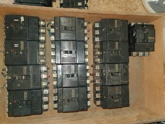 Staré bakelitové jističe