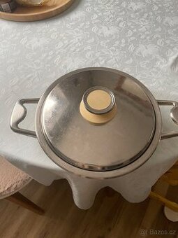Zeptej hrnec s poklicí.