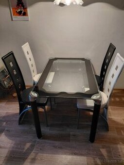 Jídelní skleněný stůl