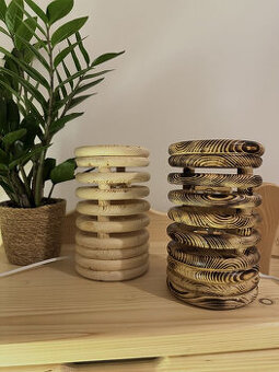 Dřevěná stolní lampa