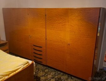 Masivní retro ložnicová skříň