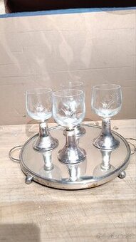 Retro Vinné sklenky na zrcadlovém podnose