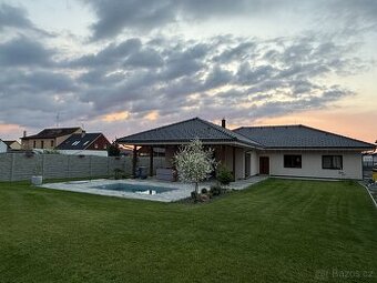 Moderní 5+kk nízkoenergetický dům s bazénem, garáží a velkým