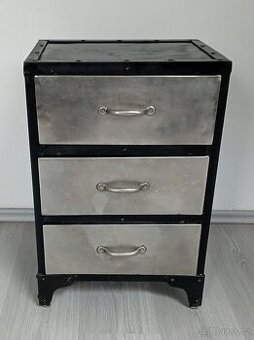 Kovová industriální skříňka