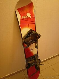 Snowboard a boty.