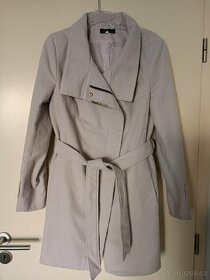 Béžový kabát, italský butik