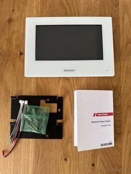 Hikvision KH-6320-WTE1, displej domovního interkomu