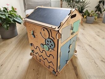 Activity board BusyKids domeček pro kluky