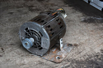 Jednofázový asynchronní elektromotor MEZ Mohelnice DPC 112-2
