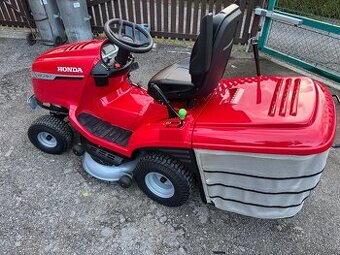 Zahradní traktor Honda HF2417
