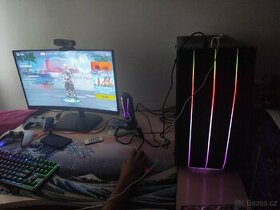 Herní počítač, monitor
