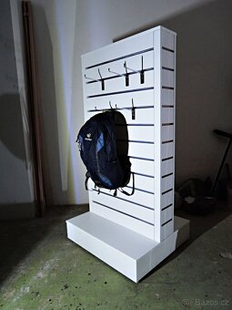 Kolejnicový věšák, Gondola, variabilní s háčky a pod.