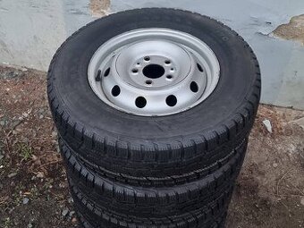 Zimní Nokian 215/70/15C + disky