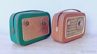 Dvě stará přenosná tranzistorová rádia T58 z roku 1958