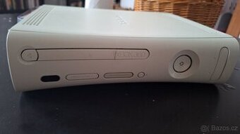 Xbox 360 s bezdrátovým ovladačem a zdrojem
