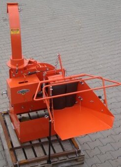 ŠTĚPKOVAČ ZA TRAKTOR