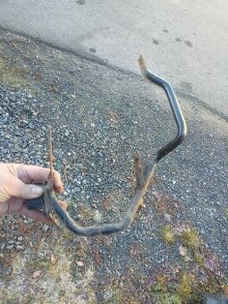 Yamaha DT 125r zadní madlo a lešení podblatniku.