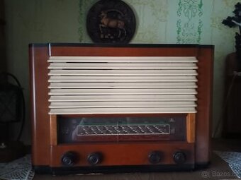 skříně, radia, obrazy