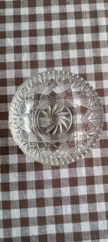 Skleněná miska s broušeným dekorem