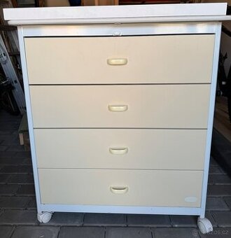 Přebalovací pult na kolečkách s úložným prostorem