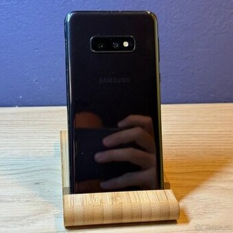 Samsung Galaxy S10e 128 gb velmi pěkný stav