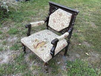 Krásně zdobené křesílko